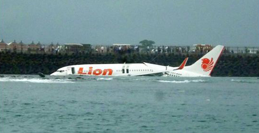Bali-Lion Air lands in sea-06